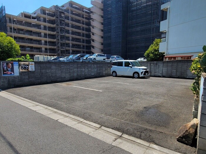 物件外観写真5　(駐車場)