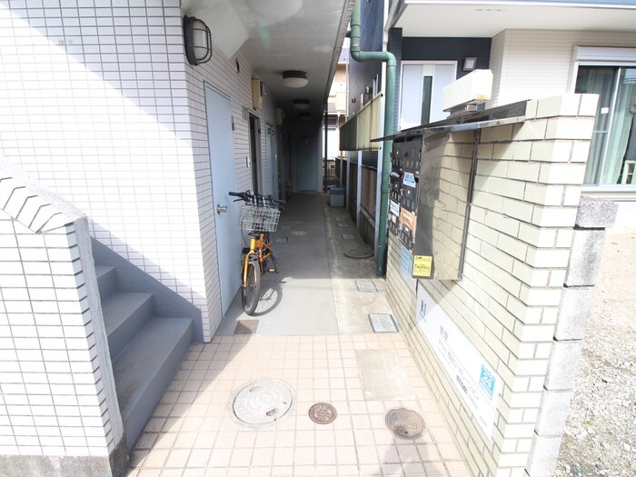 物件外観写真3　(エントランス部分)