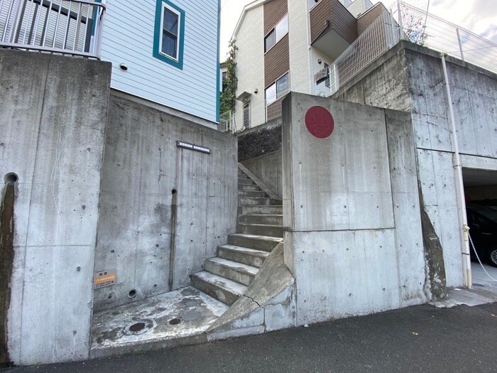 物件外観写真6　(エントランス部分)