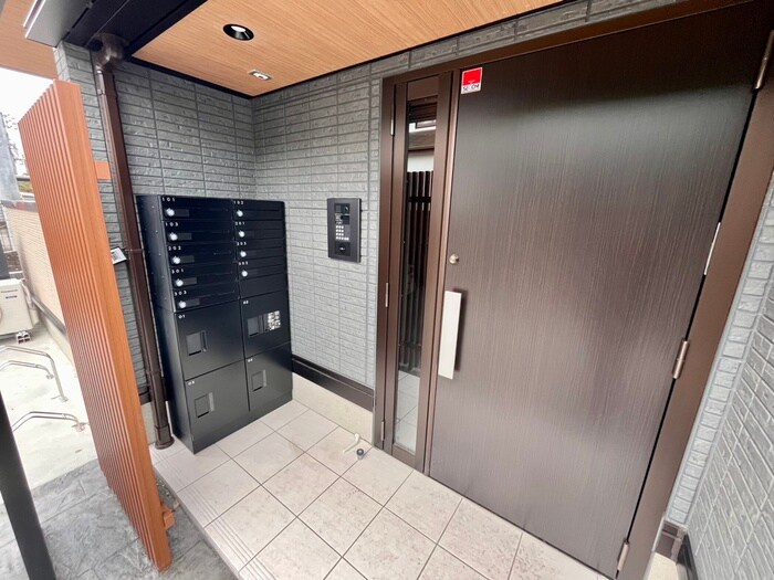 物件外観写真2　(エントランス部分)