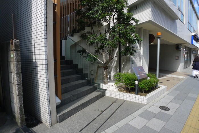 物件外観写真2　(エントランス部分)