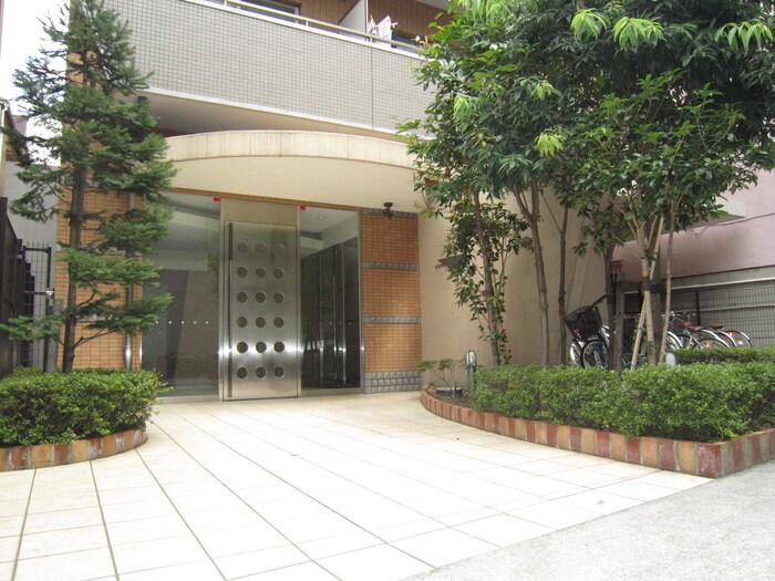 物件外観写真2　(エントランス部分)