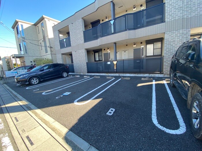 物件外観写真3　(駐車場)