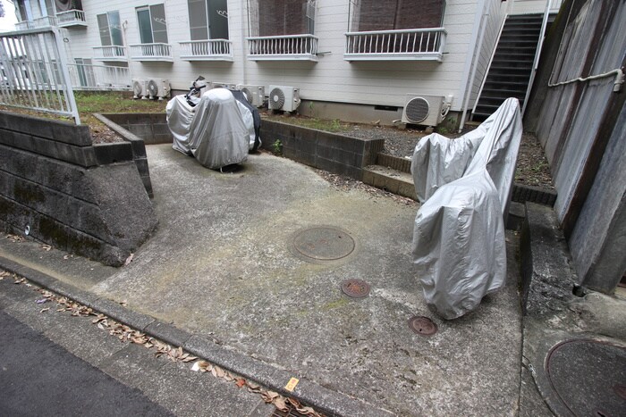 物件外観写真6　(バイク置き場)