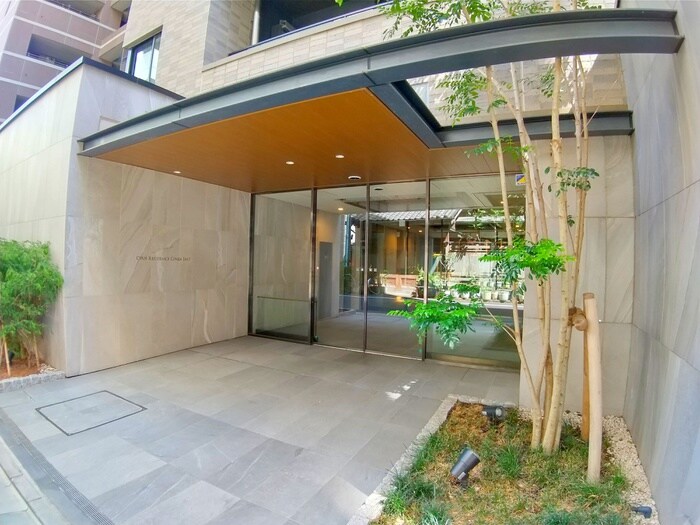 物件外観写真2　(エントランス部分)