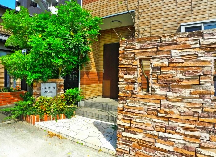 物件外観写真1　(エントランス部分)