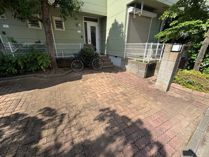 物件外観写真3　(駐車場)