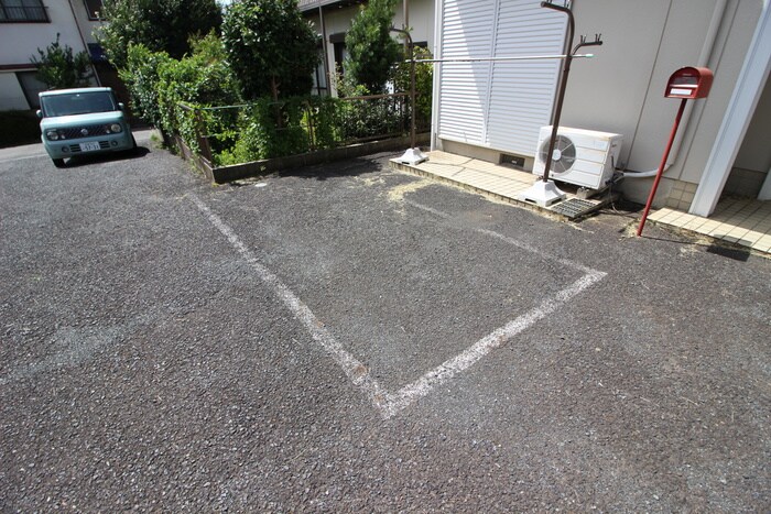 物件外観写真4　(駐車場)