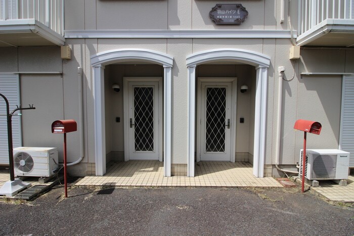 物件外観写真6　(エントランス部分)