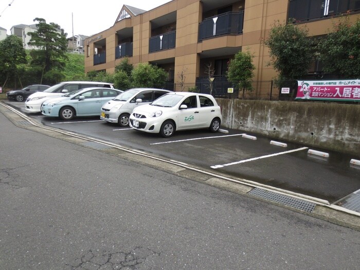 物件外観写真5　(駐車場)