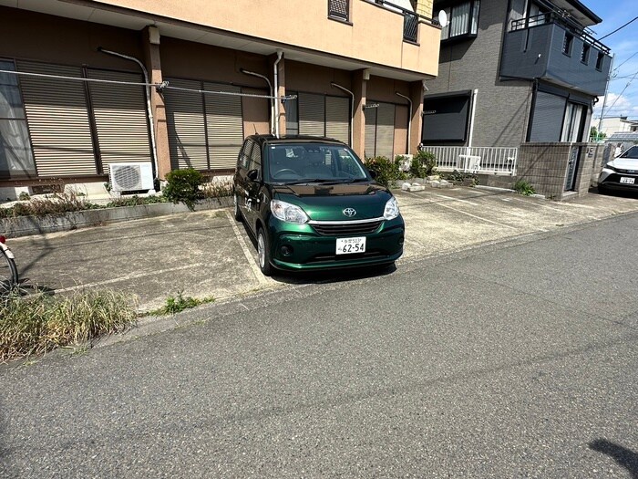 物件外観写真3　(駐車場)