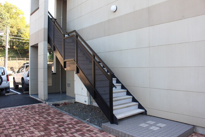 物件外観写真4　(エントランス部分)