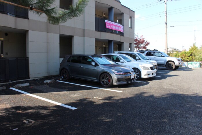 物件外観写真5　(駐車場)