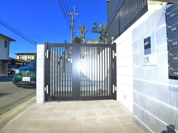 物件外観写真2　(エントランス部分)