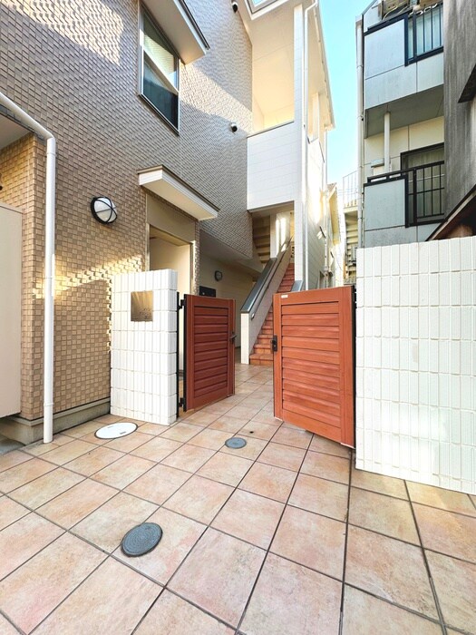 物件外観写真3　(エントランス部分)