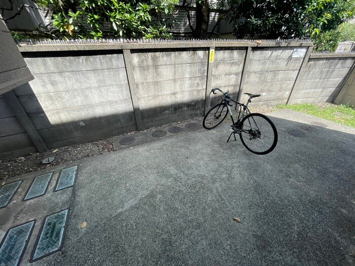 物件外観写真6　(駐輪場)