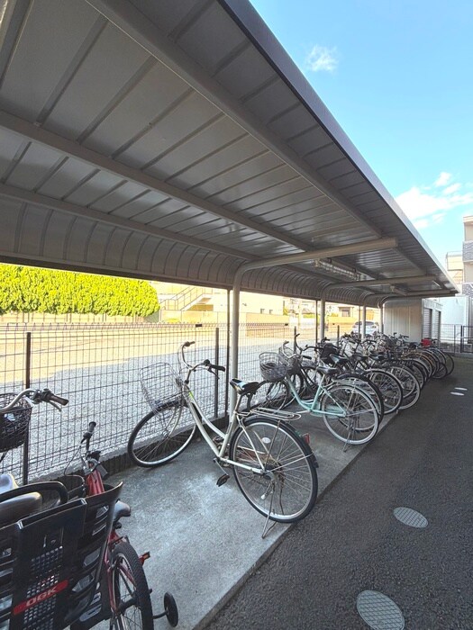 物件外観写真3　(駐輪場)