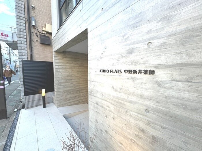 物件外観写真3　(エントランス部分)