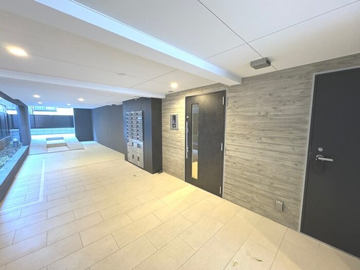 物件外観写真5　(エントランス部分)