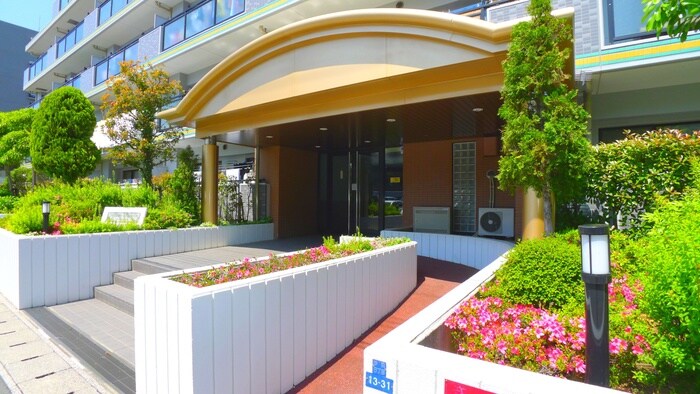 物件外観写真3　(エントランス部分)