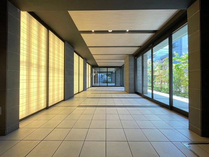 物件外観写真2　(エントランス部分)