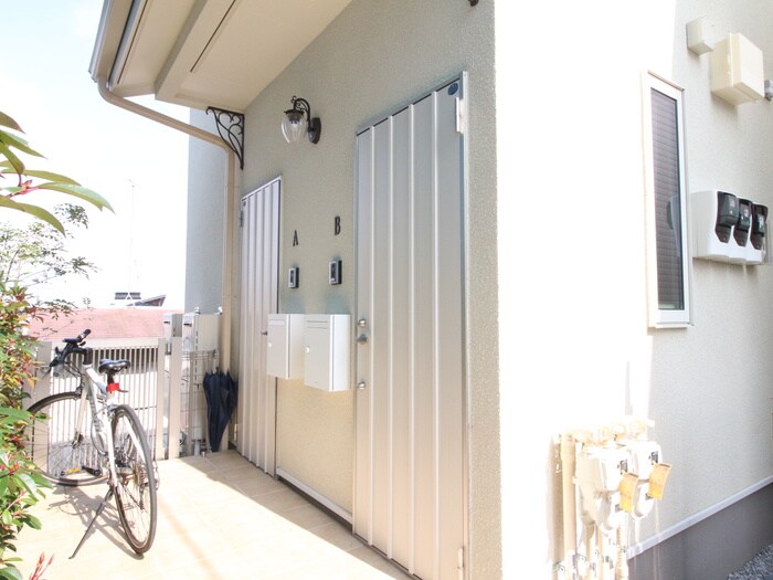 物件外観写真4　(エントランス部分)