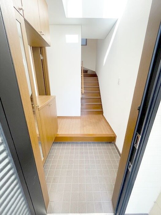 物件内観写真6　(玄関)