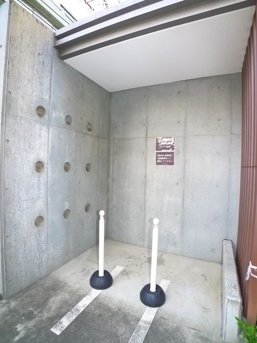 物件外観写真4　(バイク置き場)