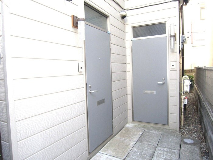 物件外観写真3　(エントランス部分)