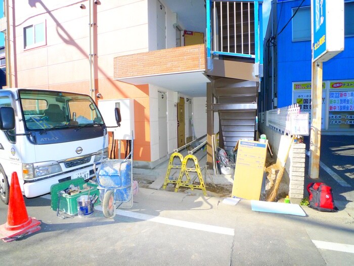 物件外観写真2　(エントランス部分)