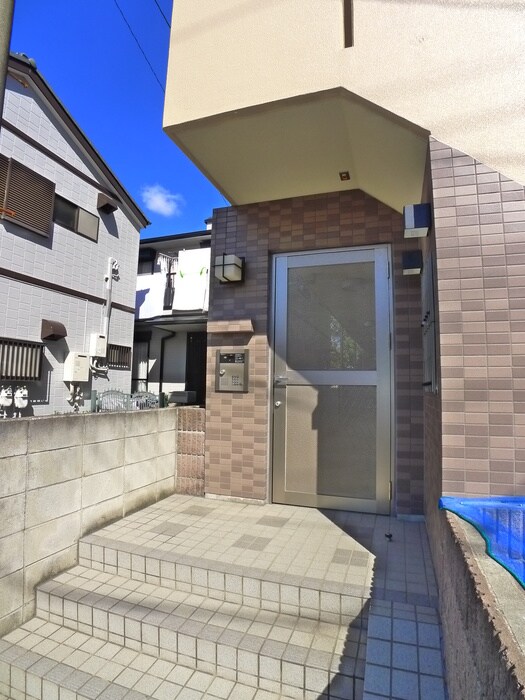 物件外観写真2　(エントランス部分)
