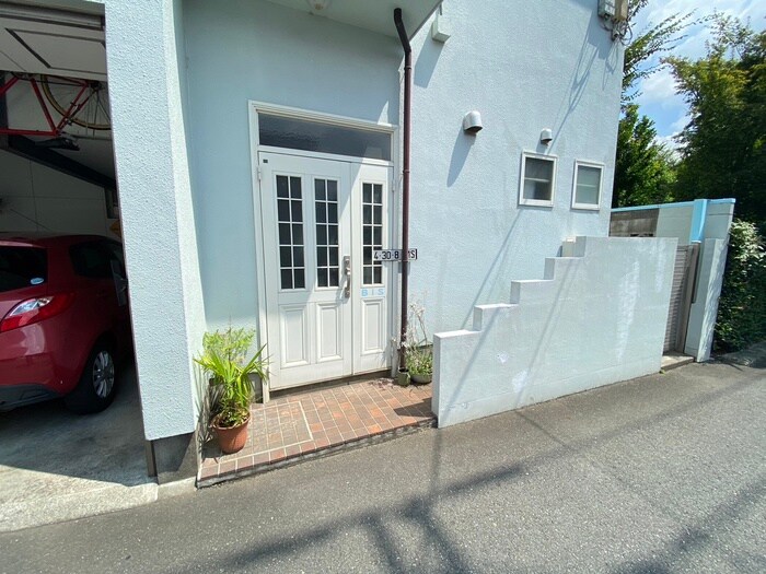 物件外観写真3　(エントランス部分)