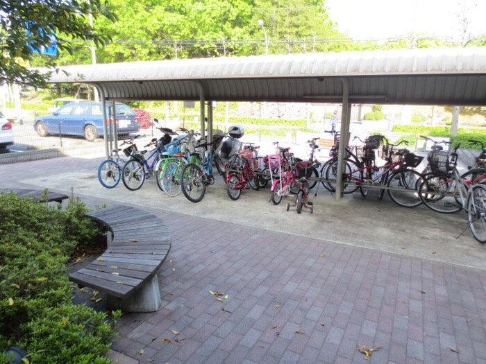 物件外観写真3　(駐輪場)