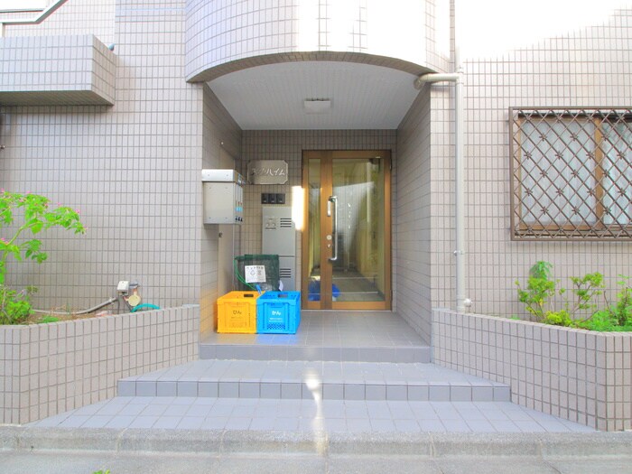 物件外観写真3　(エントランス部分)