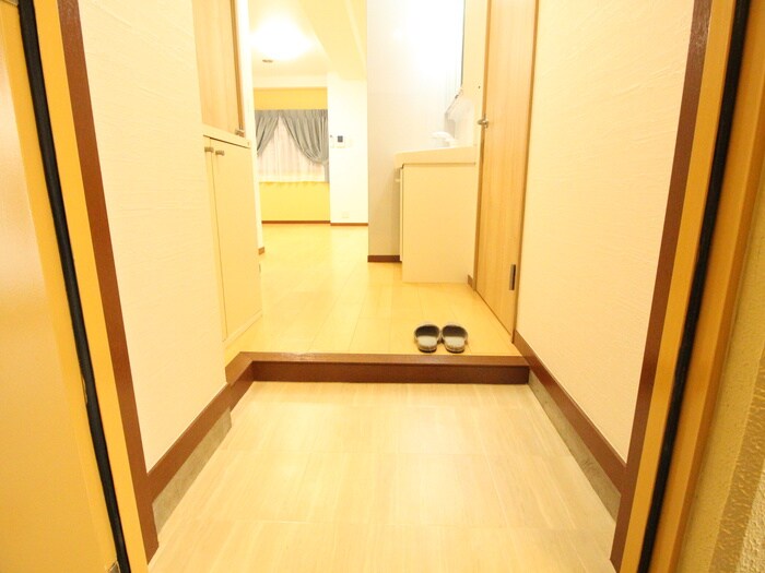 物件内観写真16　(玄関)