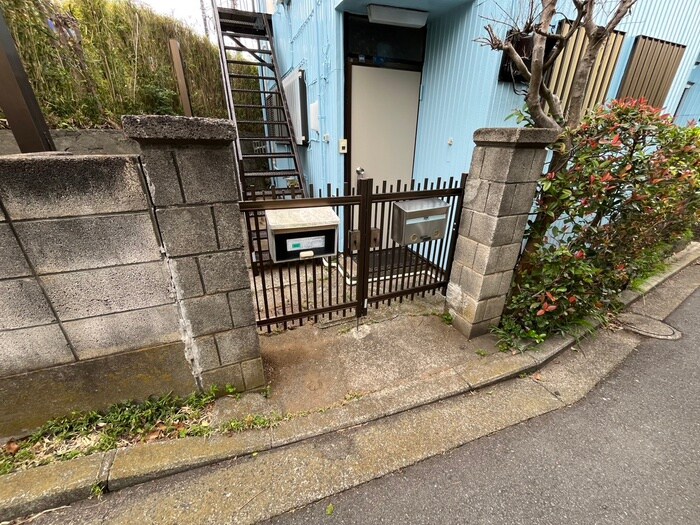 物件外観写真3　(エントランス部分)