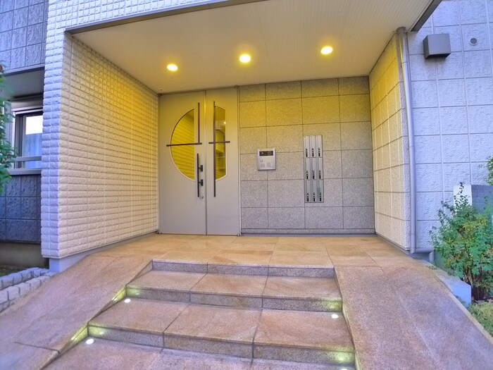 物件外観写真2　(エントランス部分)