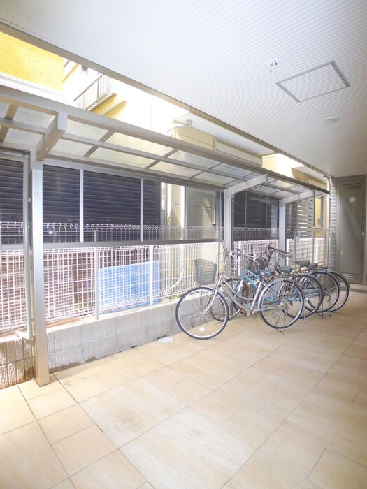 物件外観写真4　(駐輪場)
