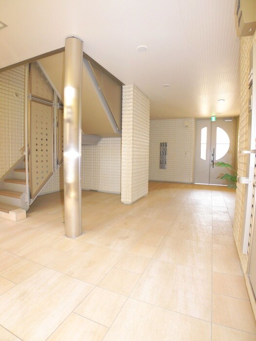 物件外観写真5　(エントランス部分)