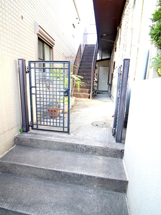 物件外観写真3　(エントランス部分)