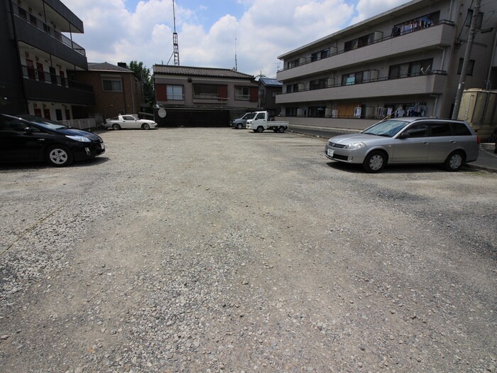 物件外観写真3　(駐車場)