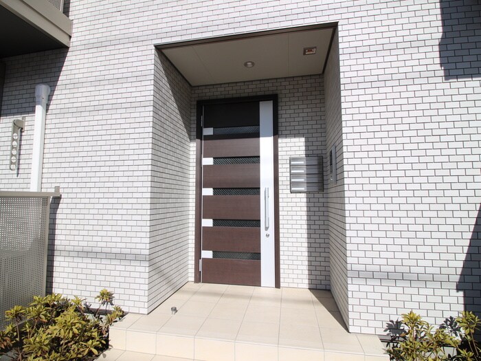 物件外観写真2　(エントランス部分)