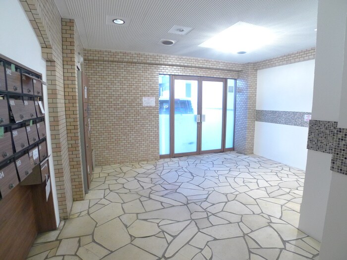 物件外観写真2　(エントランス部分)