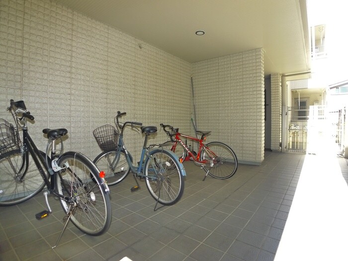 物件外観写真5　(駐輪場)