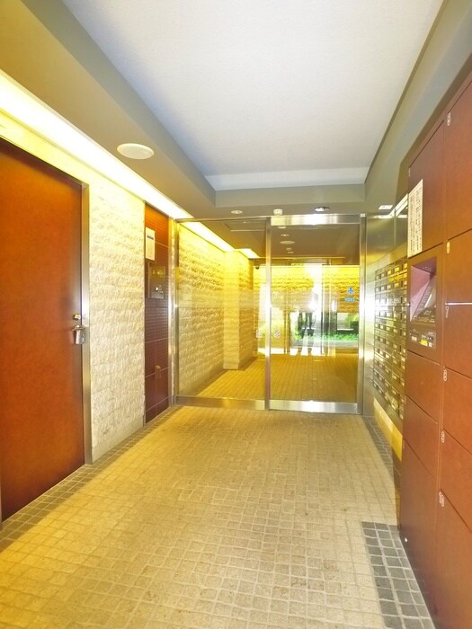 物件外観写真2　(エントランス部分)