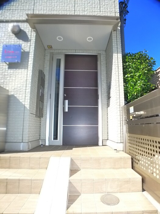 物件外観写真3　(エントランス部分)