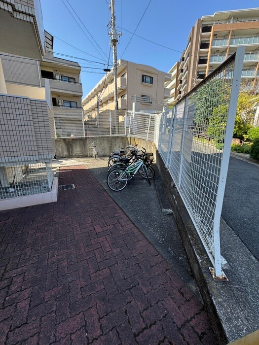 物件外観写真5　(駐輪場)