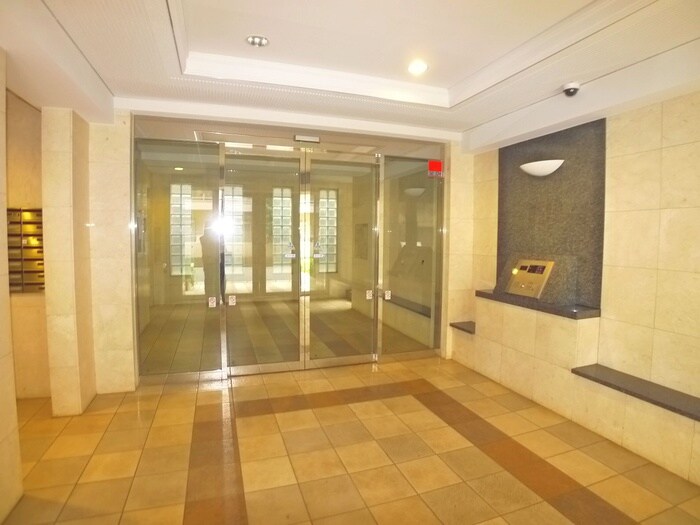 物件外観写真6　(エントランス部分)