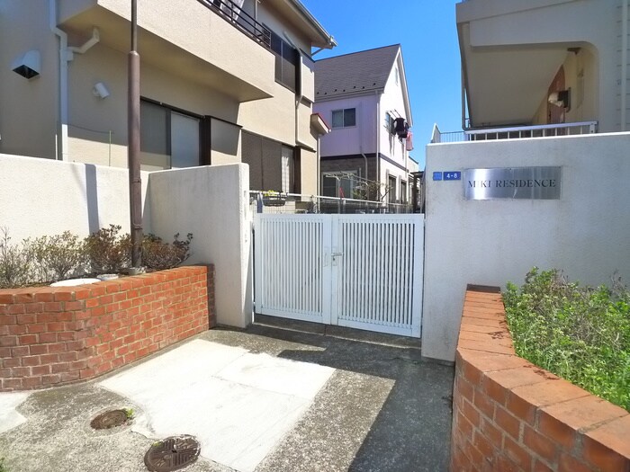 物件外観写真6　(エントランス部分)