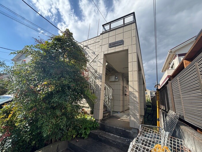 物件外観写真2　(エントランス部分)